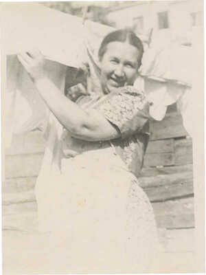 [Вержбицкий Н.К., автограф] Фотография жены Николая Константиновича Вержбицкого. 31 марта 1958 г.